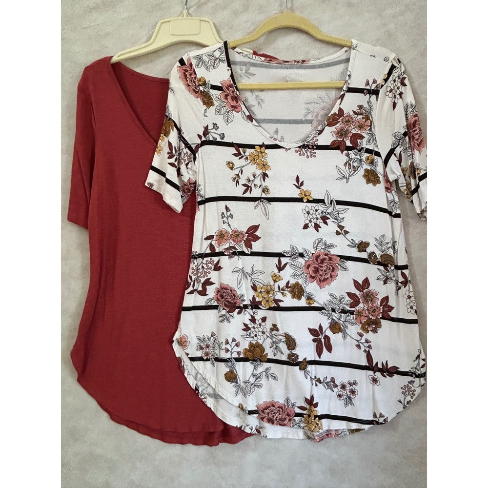 Maurices 24/7 Womens V-Neck T-Shirt Lot of 2 Floral Striped Solid Red Medium